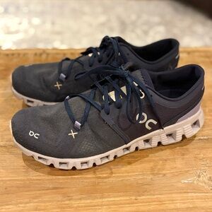 Navy Blue On Running women’s size 9.5  Sneakers. Excellent!
